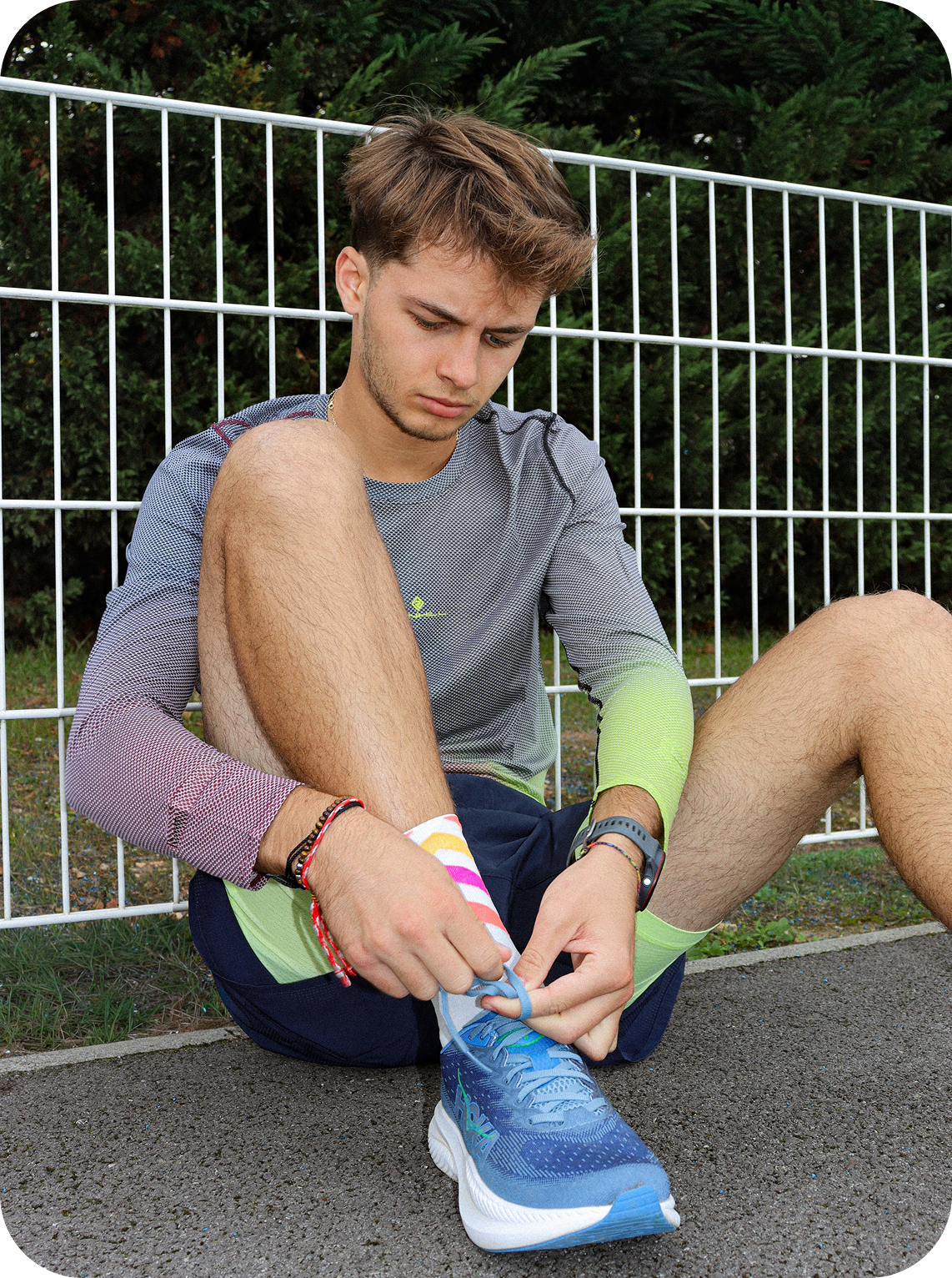 Photo d'une personne qui fait c'est lacets avec des chaussres de sport