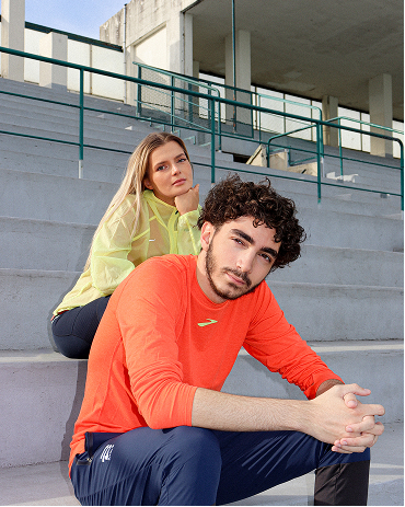 Photo d'un homme et d'une femme assis sur des gradins